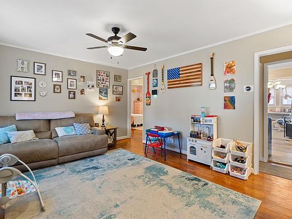 3rd image of 828 Jewell Avenue