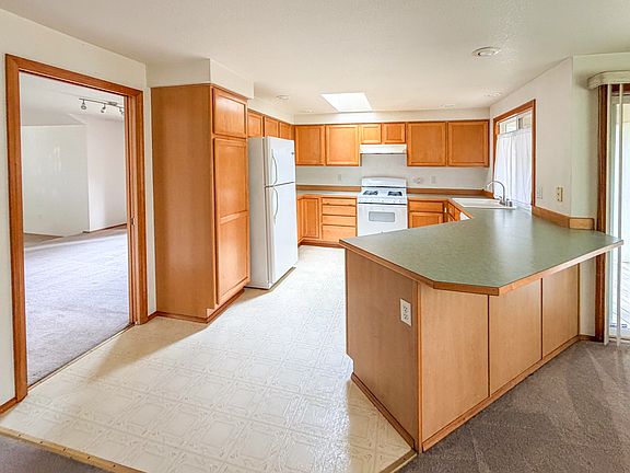 SPACIOUS KITCHEN