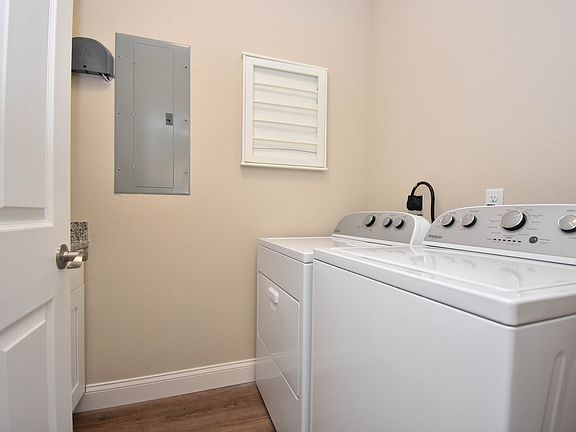 5th image of 2600 SW 35th Pl Unit 20