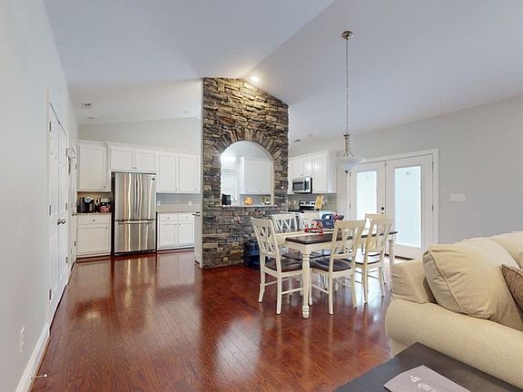 4th image of 3040 Joy Cir