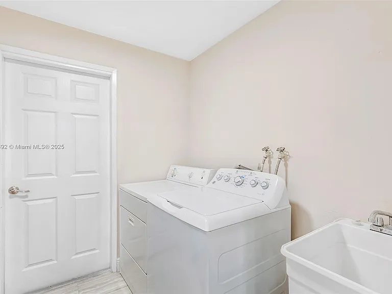 5740 NE 19th Ave — Photo 36