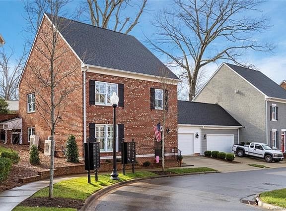 3rd image of 528 Summerfield Pl