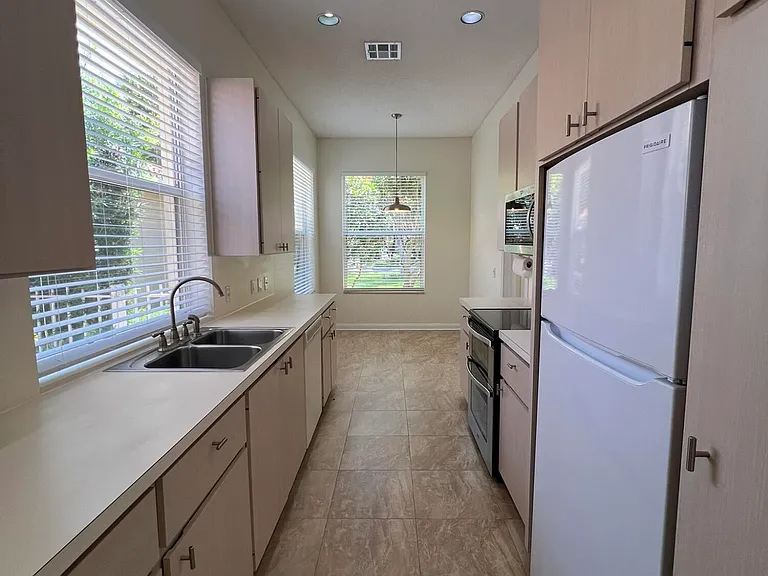 244 Hampton Pl — Photo 11