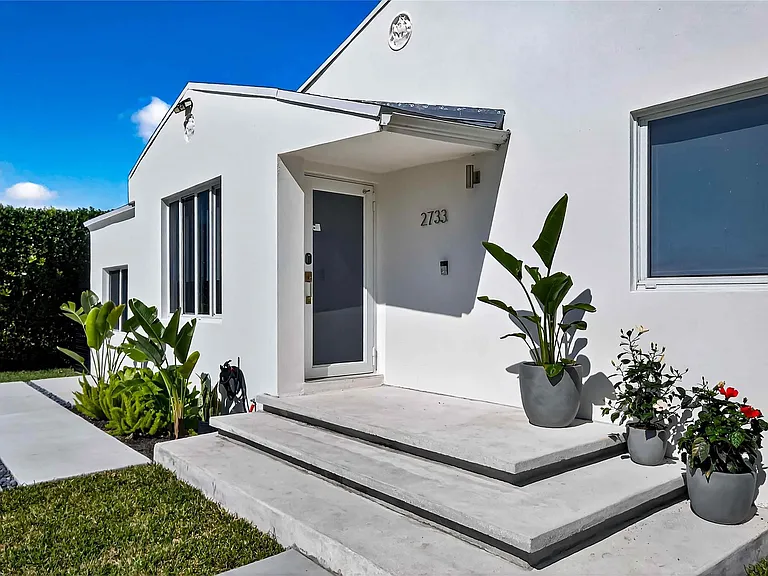 2733 SW 15th St — Photo 2