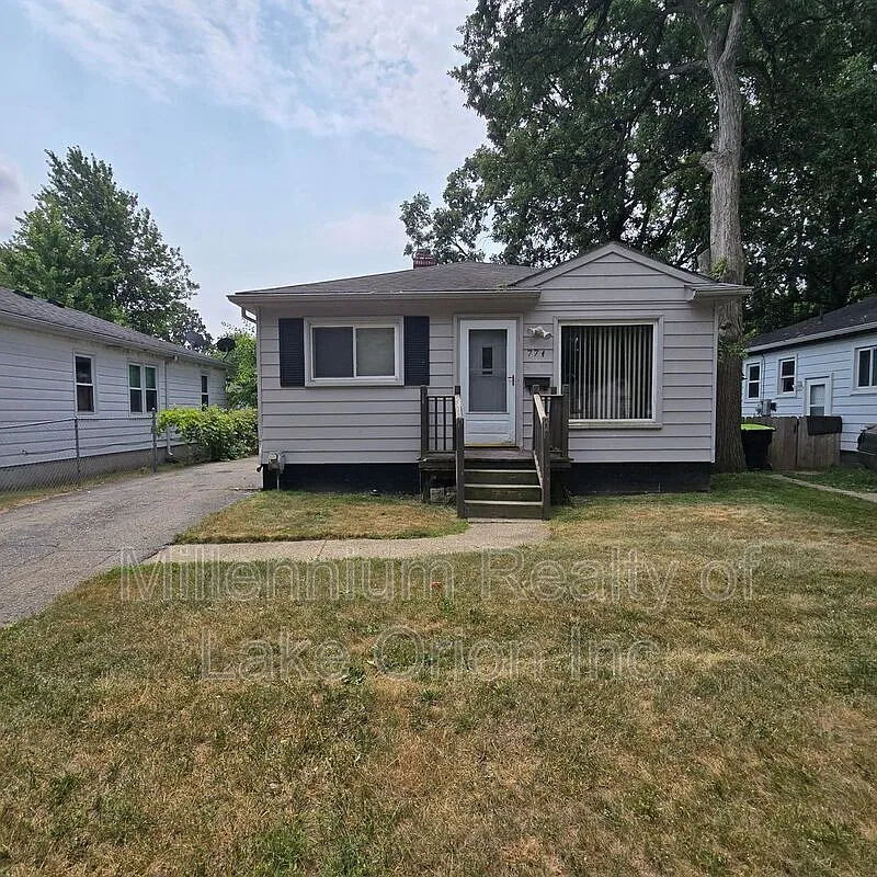3 bed, 1.0 bath, 900 sqft, $1,350 — Photo 1