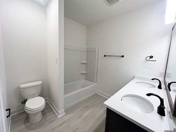 5th image of 38398 Queen St