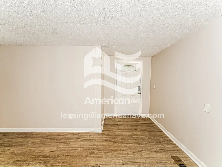 1483911_003_front_entrance_3.jpg