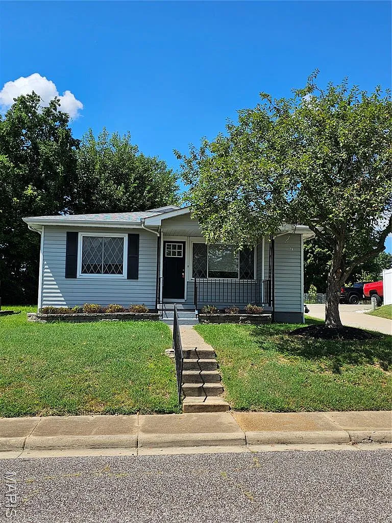 305 Boone St photo 1