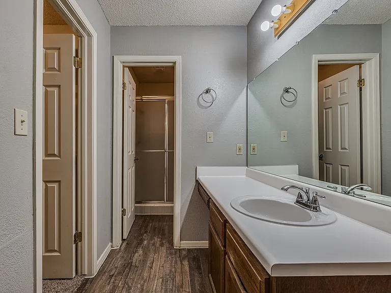 Lexington Commons - Bathroom