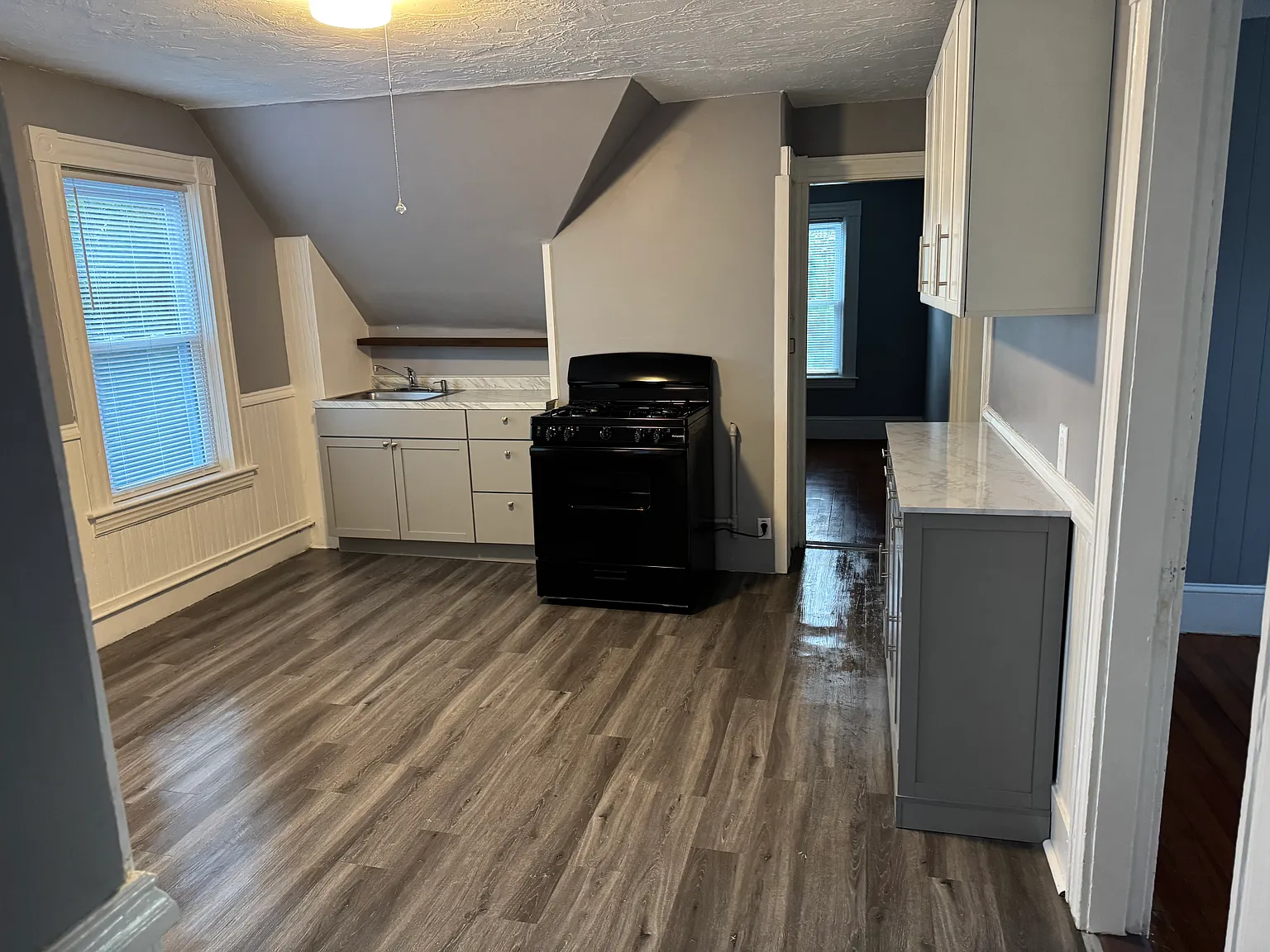 3 bed, 700 sqft, $2,100 — Photo 2
