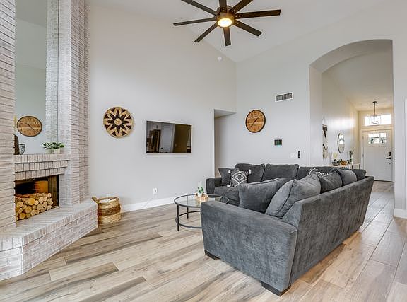 4th image of 8414 W Willow Ave