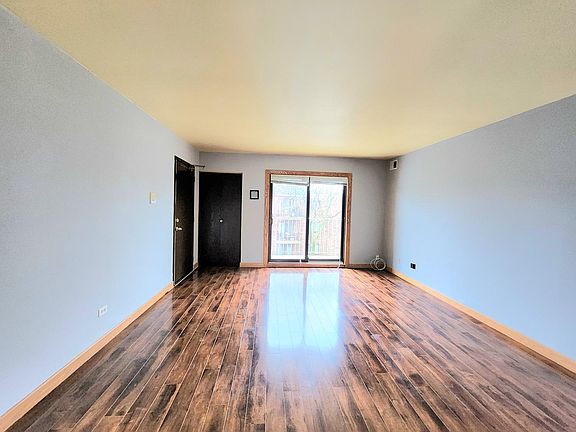 2nd image of 5406 Chateau Dr #5
