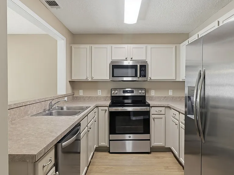 1014 Towne Park Dr — Photo 6
