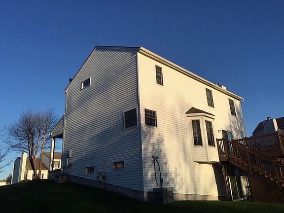 4th image of 1057 Oxford Dr N