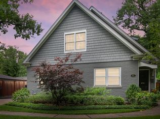 681 Green Briar Ln, Lake Forest, IL 60045