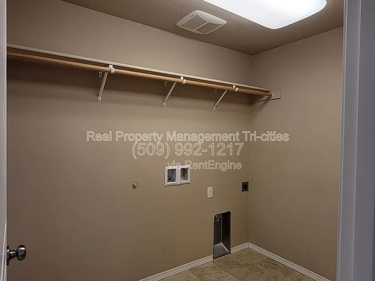 533 Jordan Ln — Photo 7