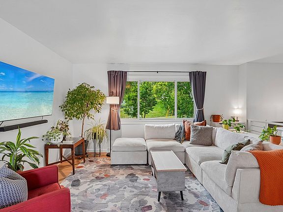 3rd image of 2710 Golden Gate Way