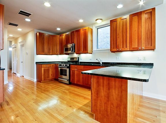 4th image of 3728 N Kenmore Ave APT 3