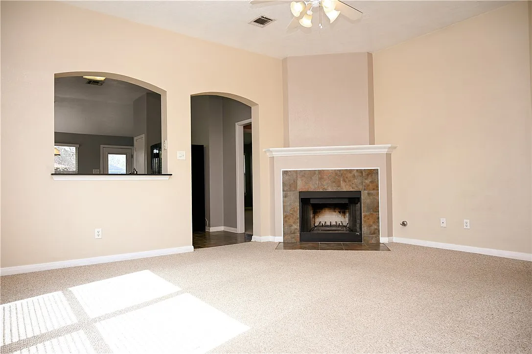 Building Photo - 1001 Fallbrook Loop