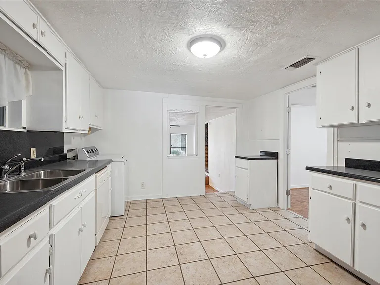 2404 E 14th St — Photo 17