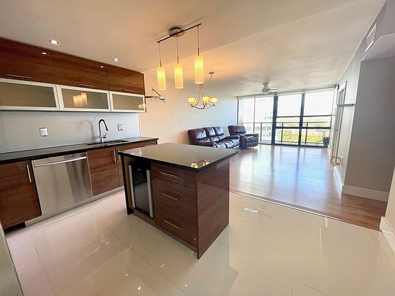 4th image of 600 NE 36th St APT 1514