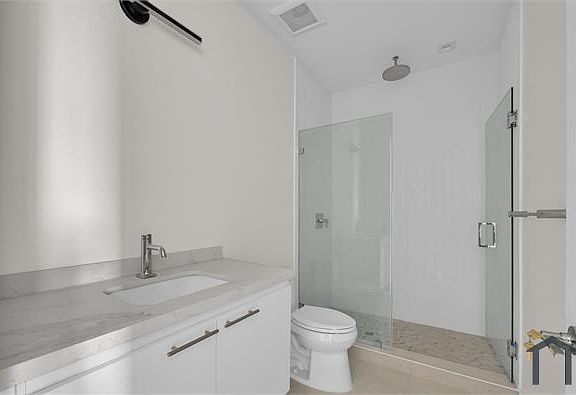 5th image of 530 SW 11th Ave #105