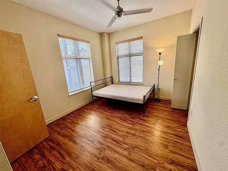 711 W 26th St #303 — Photo 11