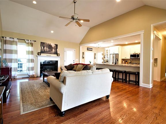 3rd image of 165 Windsor Dr