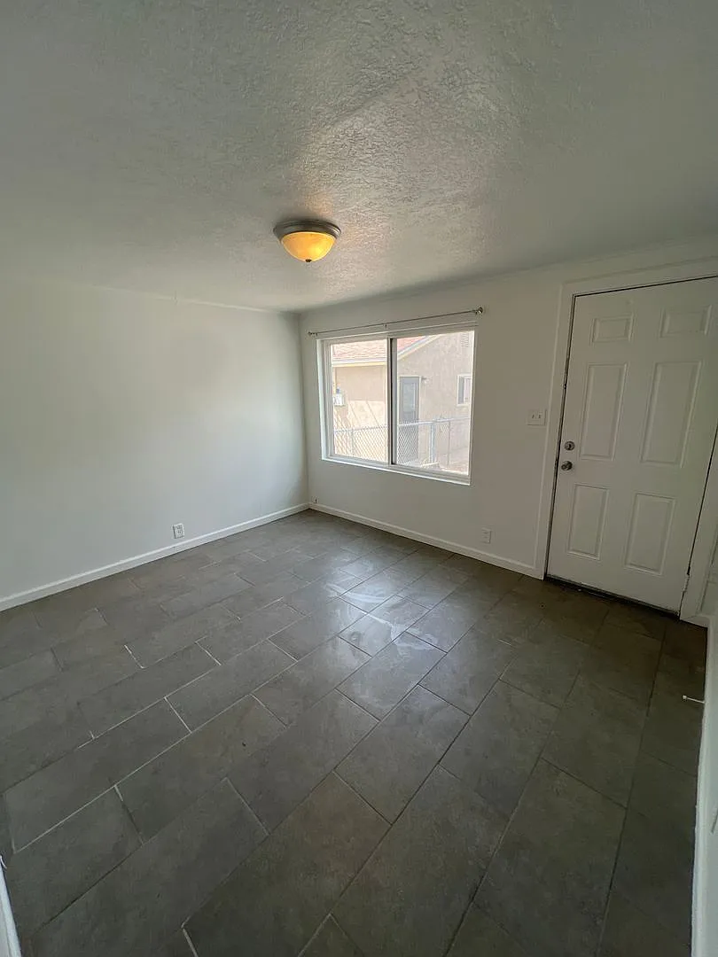 Cute Casita Style Living in historic Albuquerque 1 Bedroom 1 Bath. — Photo 3