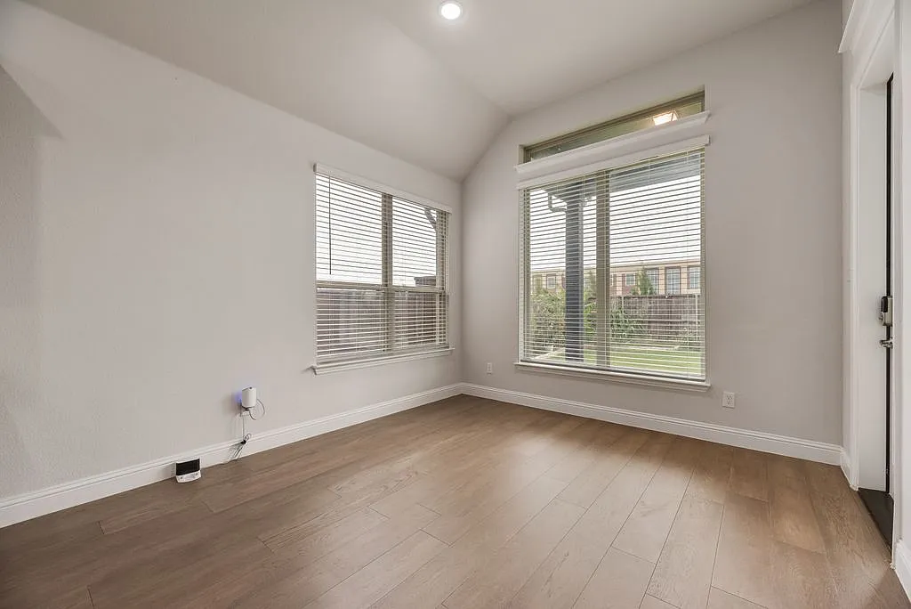 4 bed, 3.5 bath, 3653 sqft, $3,995 — Photo 4
