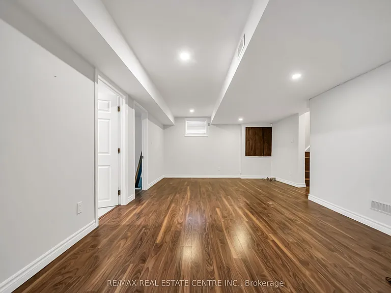 1074 Farmstead Dr — Photo 23