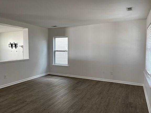 3rd image of 176 Silverspring Pl