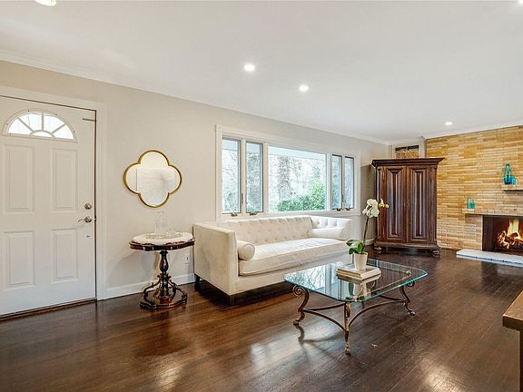 5th image of 8 Woodridge Ln