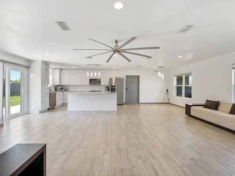 716 Clarence Dr — Photo 2