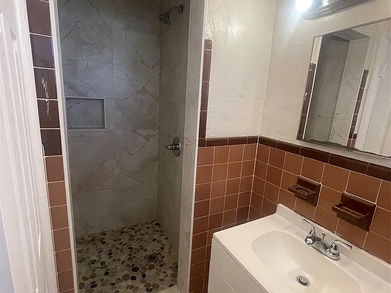 1727 Dewey St #3 — Photo 16