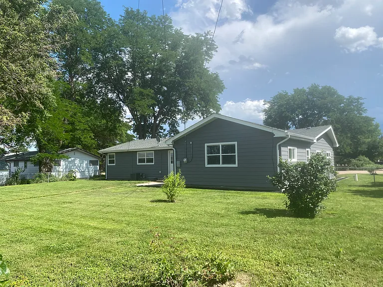122 Parkview Dr — Photo 2