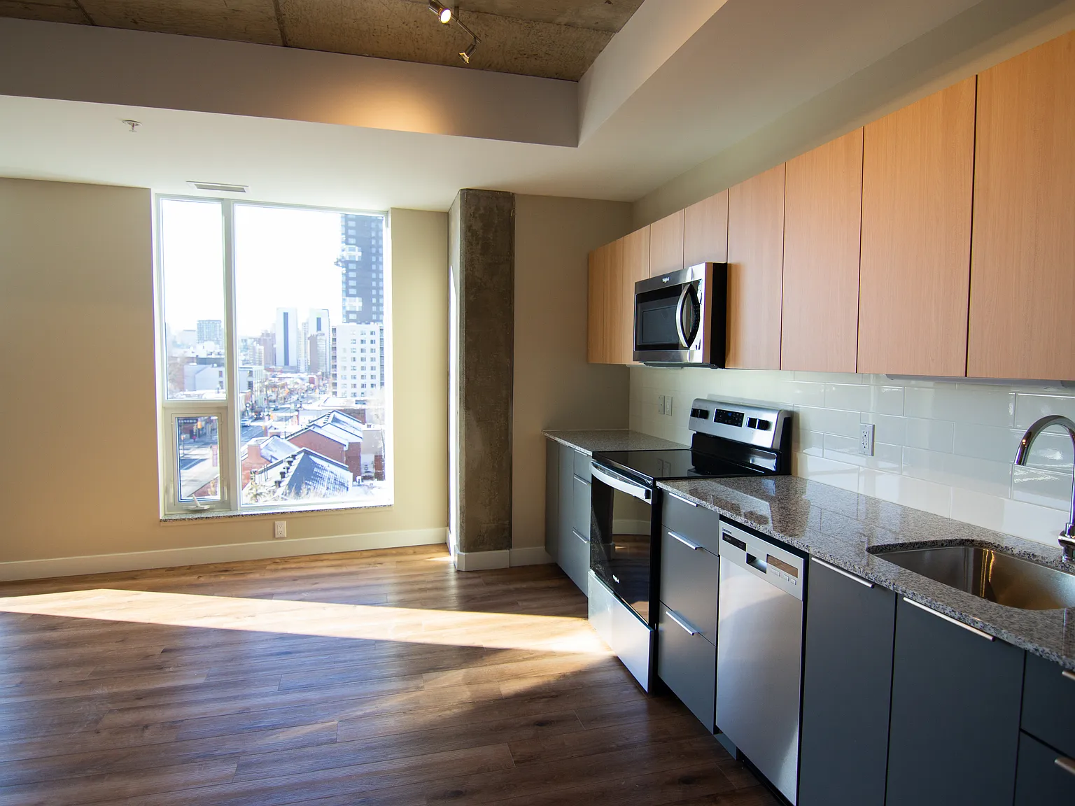 545 Rideau Apartments — Photo 1