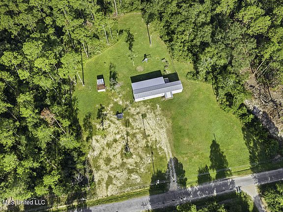 4th image of 17427 Gardenia St