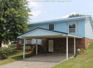 104 Plantation Dr, Nitro, WV 25143
