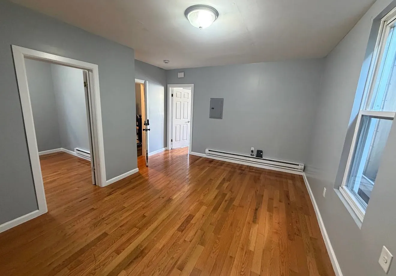 3 bed, 1300 sqft, $2,700 — Photo 2