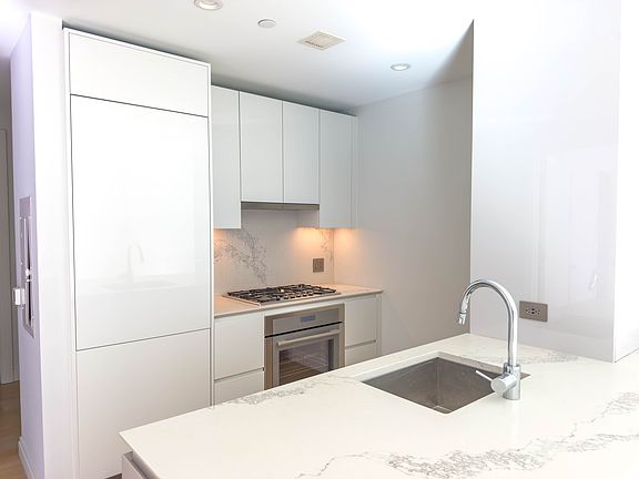 5th image of 133 Seaport Blvd #919