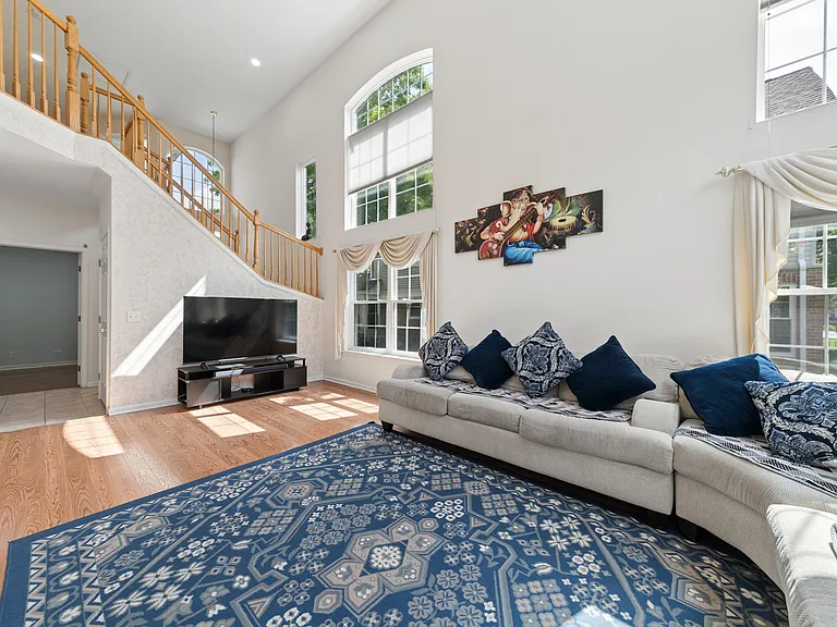 122 Bay Dr — Photo 3
