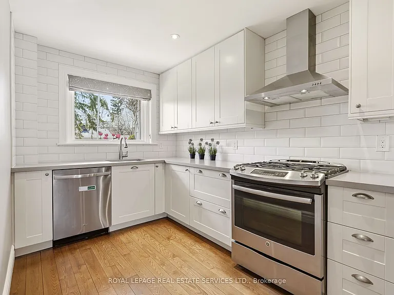 145 Suffolk Ave — Photo 12
