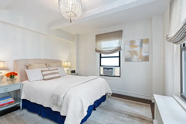 Sold by Sloane Square | media 3