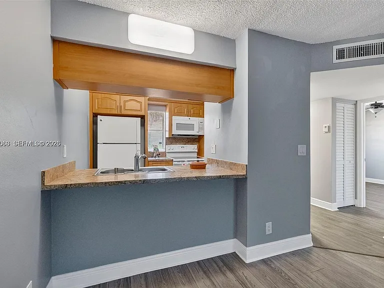 908 Twin Lakes Dr #8-C — Photo 1