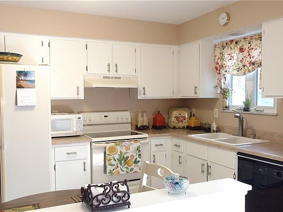 3rd image of 6901 Traymore Ct