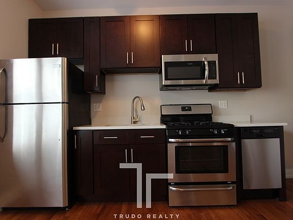 3rd image of 4042 N Milwaukee Ave