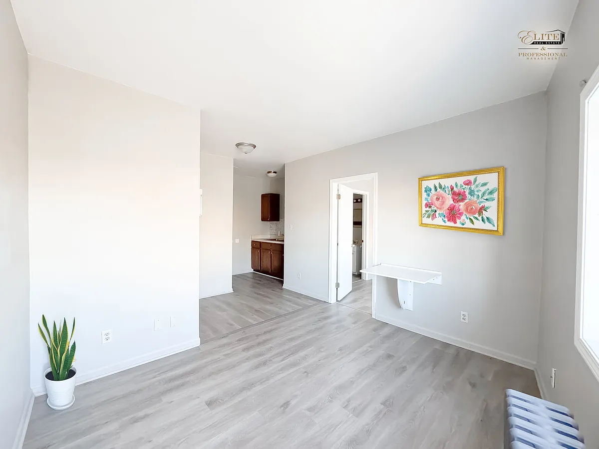 Photo 2 of 11 - 2921 S Saginaw St #2 - Flint, MI Building Photo - 2921 S Saginaw St #2