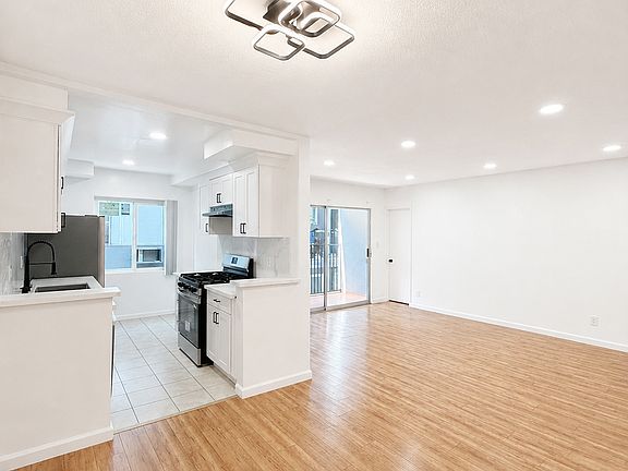 5th image of 1037 N Genesee Ave APT 9