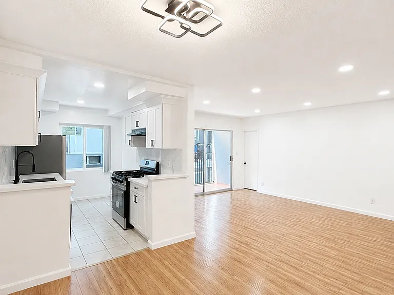 1037 N Genesee Ave #9 — Photo 5